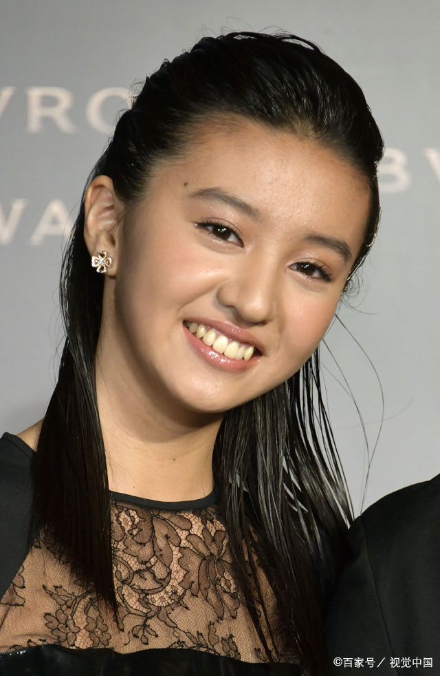 木村拓哉女兒出席活動!蕾絲裙裝低調優雅,15歲就穿得如此成熟?